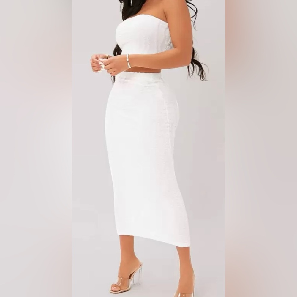 Chic Women’s 2 Piece Set - Picture 2 of 5